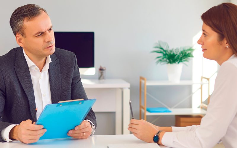 Obstáculos que enfrentan los jóvenes al buscar empleo hoy (y qué capacidades los llevarán al éxito, según un experto de LinkedIn)